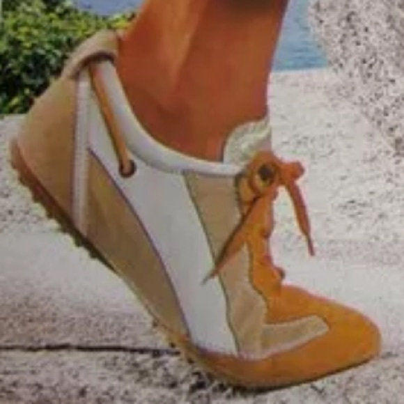 Tod’s Gold/White Leather Beige Suede Gommini/Driving Sneakers
